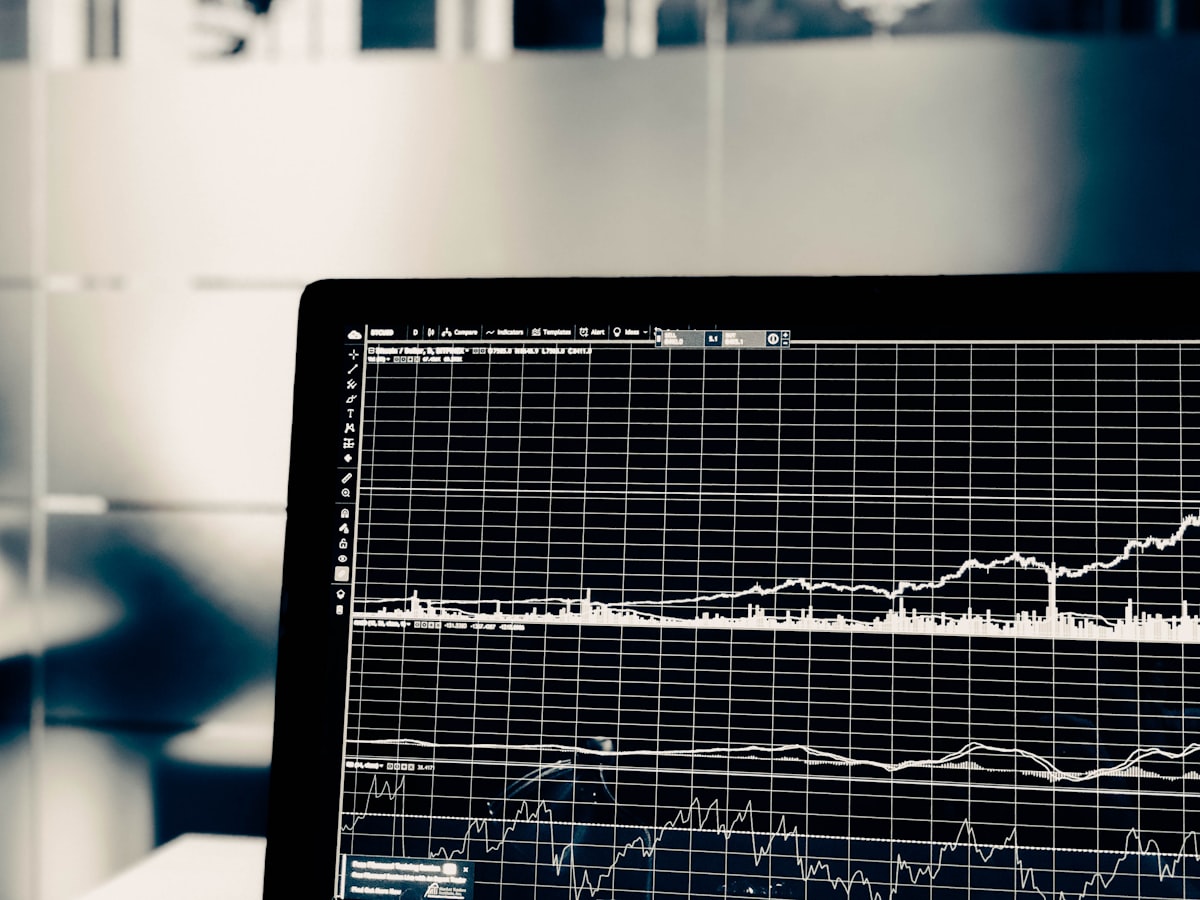 CEO analizando resultados de automatización en su pyme