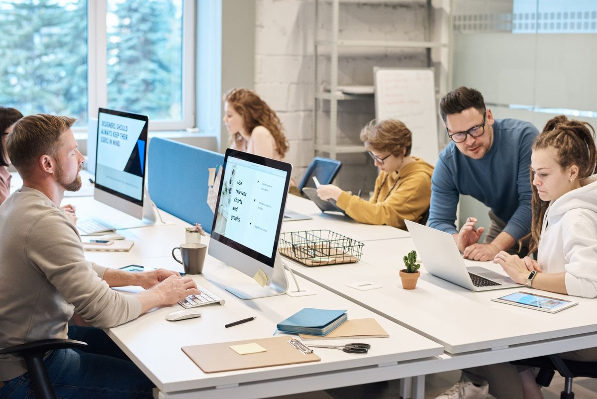 Equipo de una pyme revisando tareas repetitivas antes de decidir automatizarlas con IA