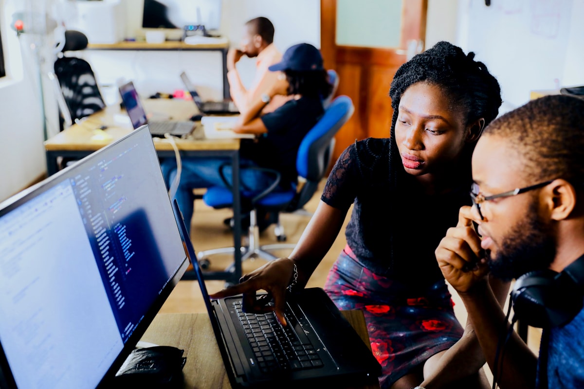 Equipo de trabajo colaborando con herramientas de IA para multiplicar su productividad