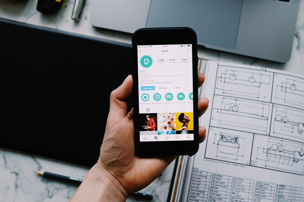 Persona revisando en el móvil las publicaciones programadas antes de que salgan