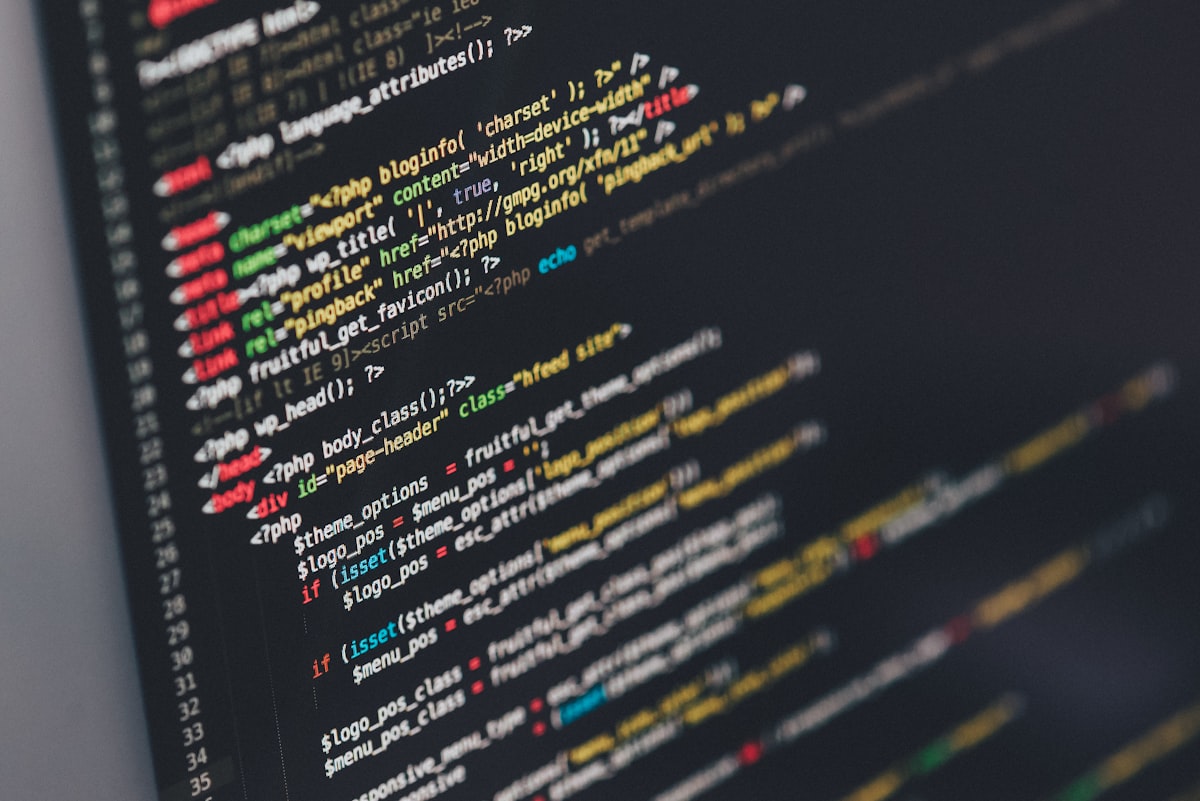 Pantalla de código generado por IA en un editor moderno, representando el Vibe Coding en 2026