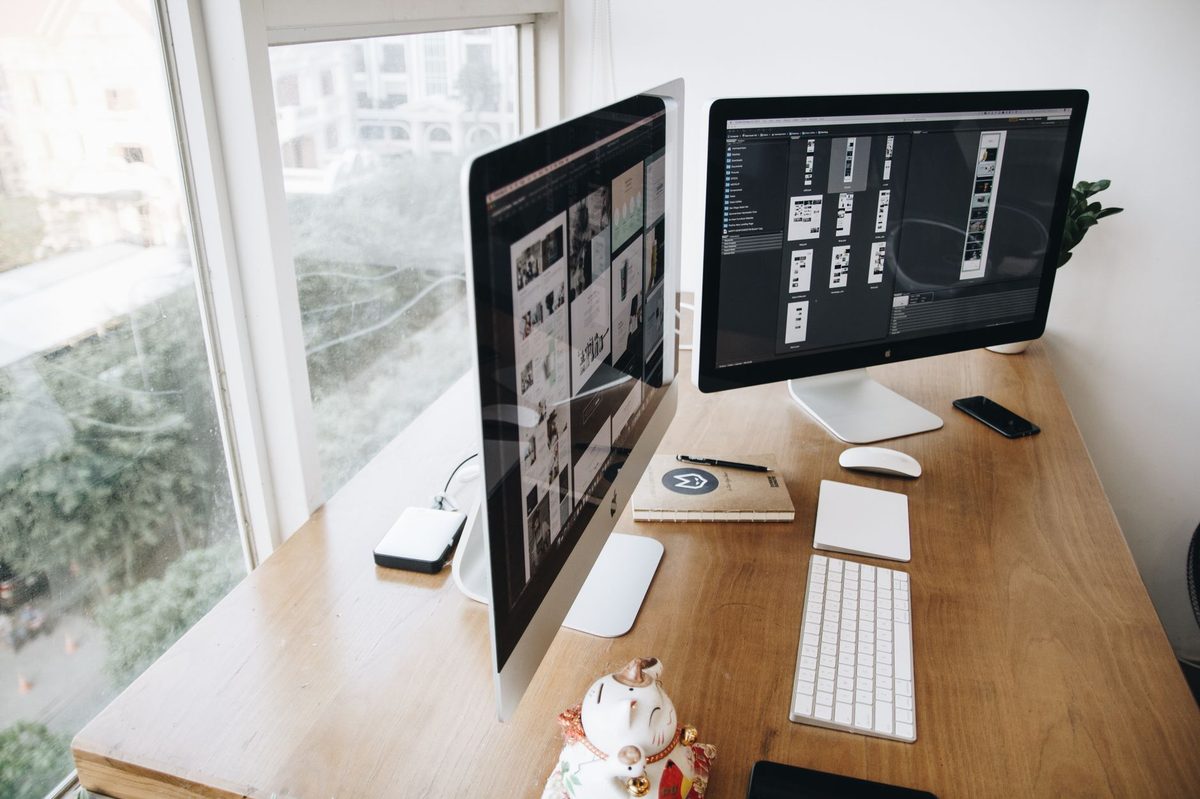 Comercial trabajando frente a la pantalla de un CRM en su escritorio