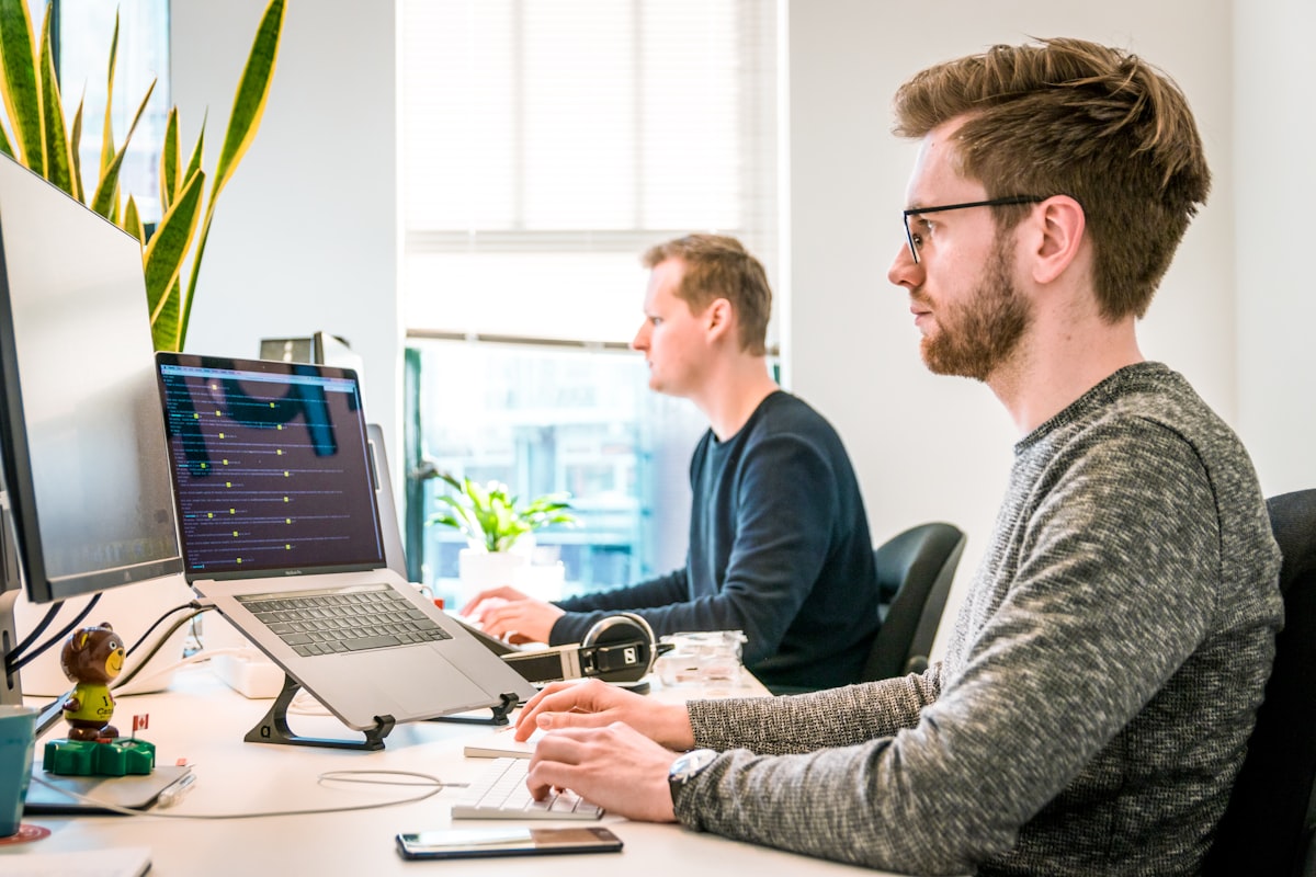 Equipo de trabajo optimizando procesos y recuperando tiempo