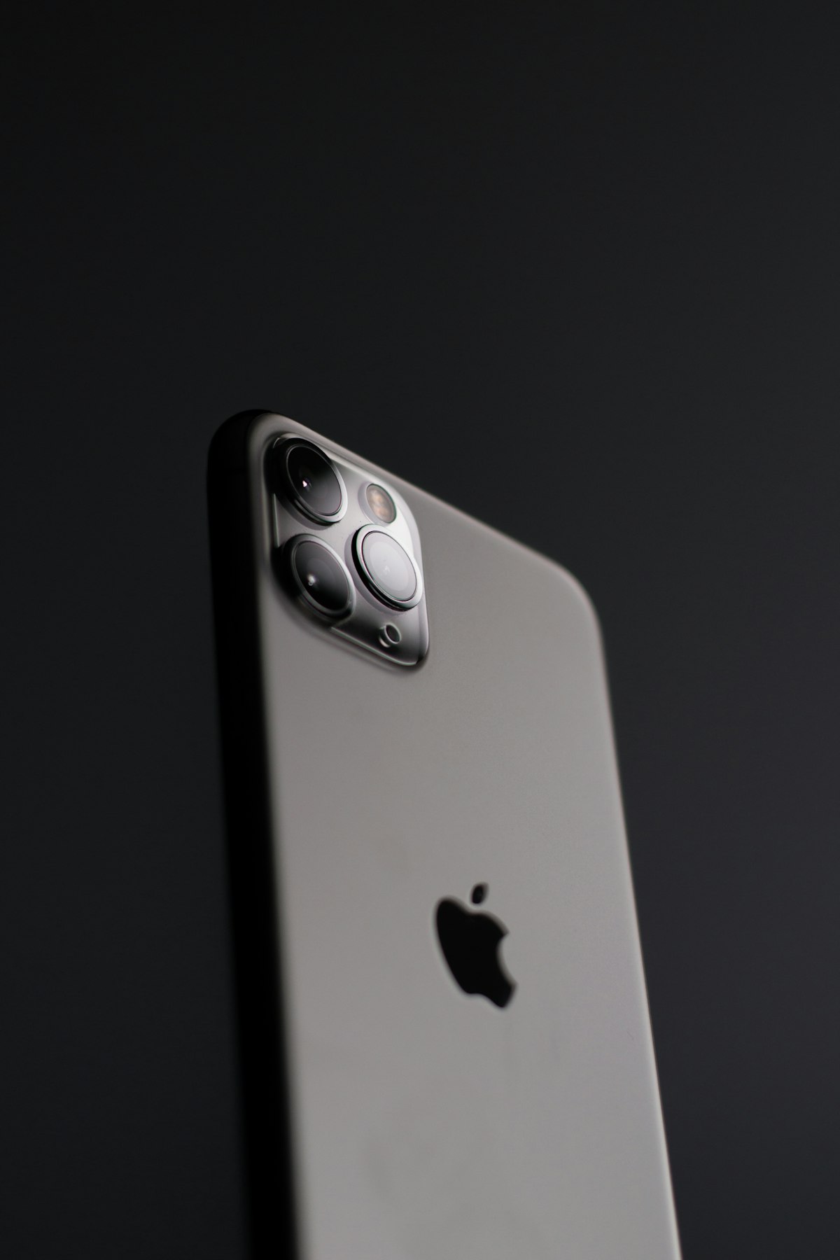Usuario de iPhone utilizando funciones de Apple Intelligence en 2026