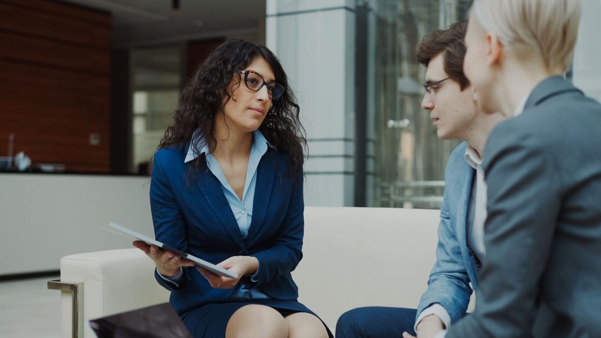 Equipo de una oficina esperando instrucciones mientras el responsable está fuera de la empresa