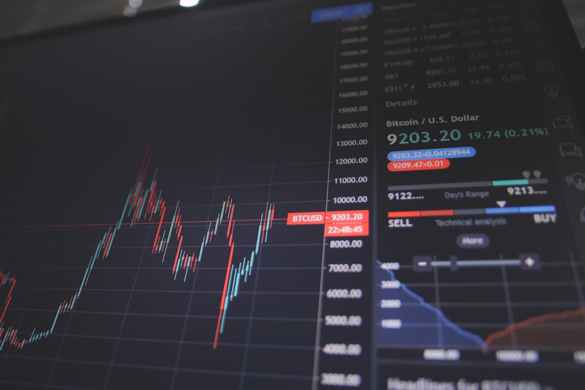 Trader en bolsa de valores analizando gráficos de tecnología e inteligencia artificial en múltiples pantallas