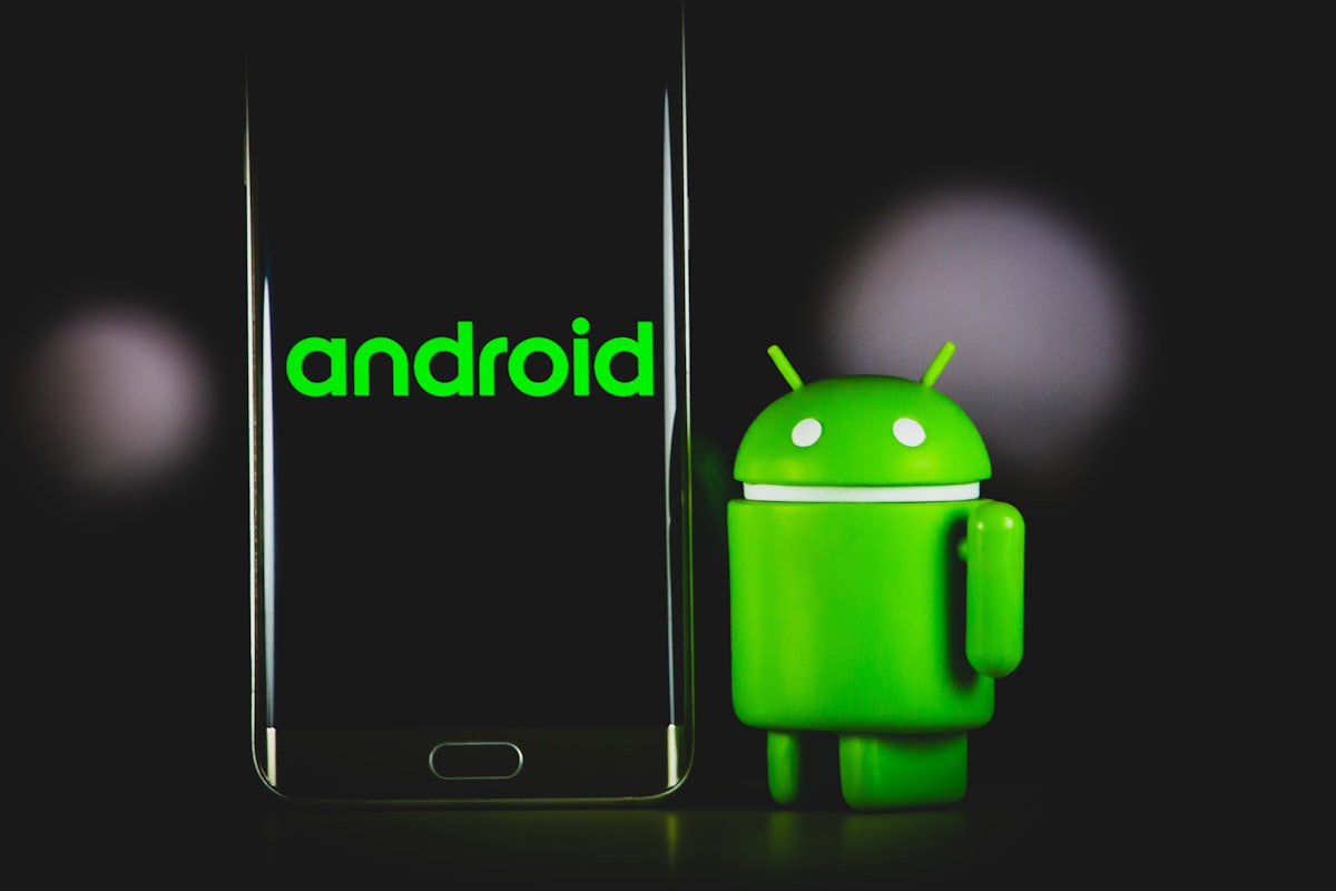 Mano sosteniendo smartphone Android con Chrome abierto y el panel lateral de Gemini Auto Browse activo