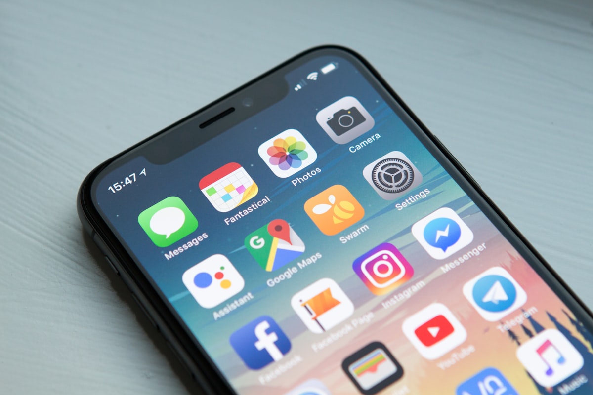 iPhone mostrando el nuevo asistente Siri AI con interfaz conversacional y conciencia de pantalla