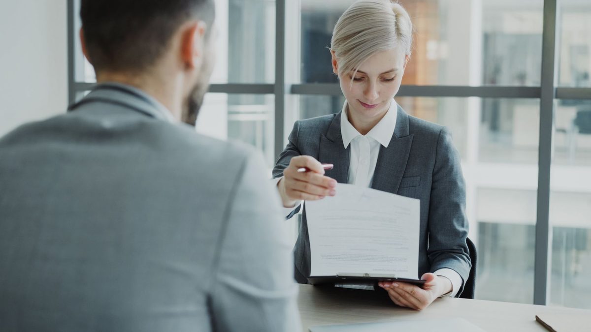 Dos personas revisando juntas una propuesta de automatización sobre la mesa de una oficina