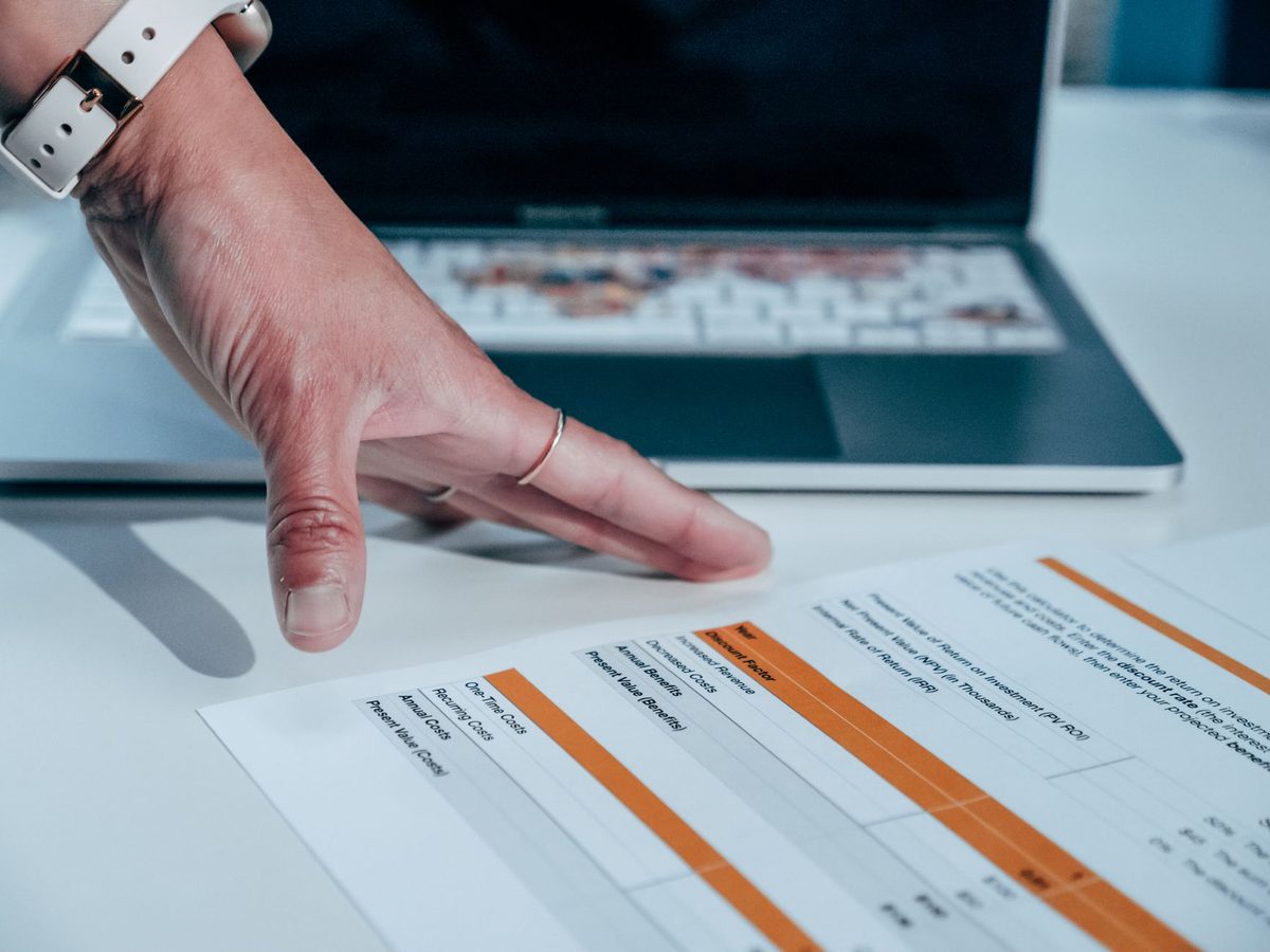 Empleado revisando en su portátil una lista de herramientas de IA permitidas en la oficina