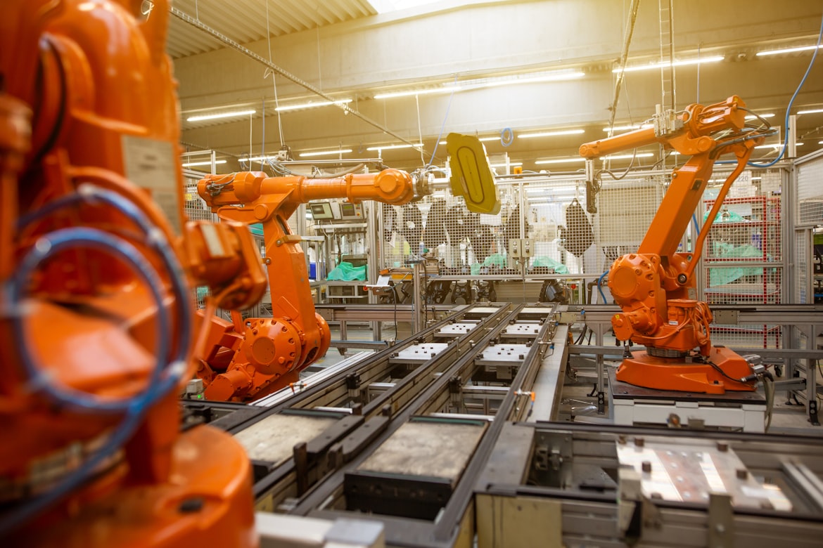 Brazo robótico de precisión en línea de producción industrial automatizada con IA