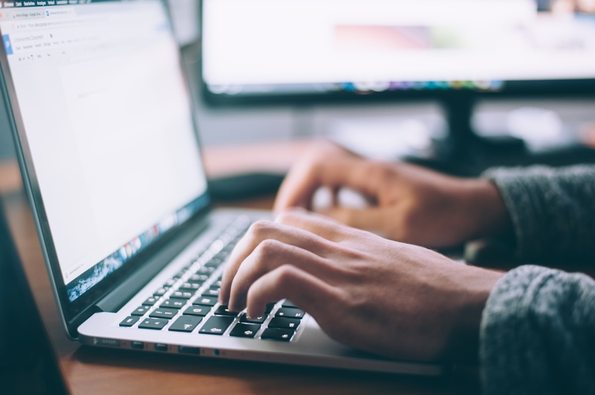 Profesional en Madrid trabajando con herramientas digitales de automatización