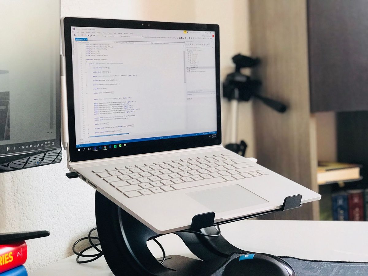 Técnico configurando un portátil con hardware preparado para ejecutar modelos de IA en local