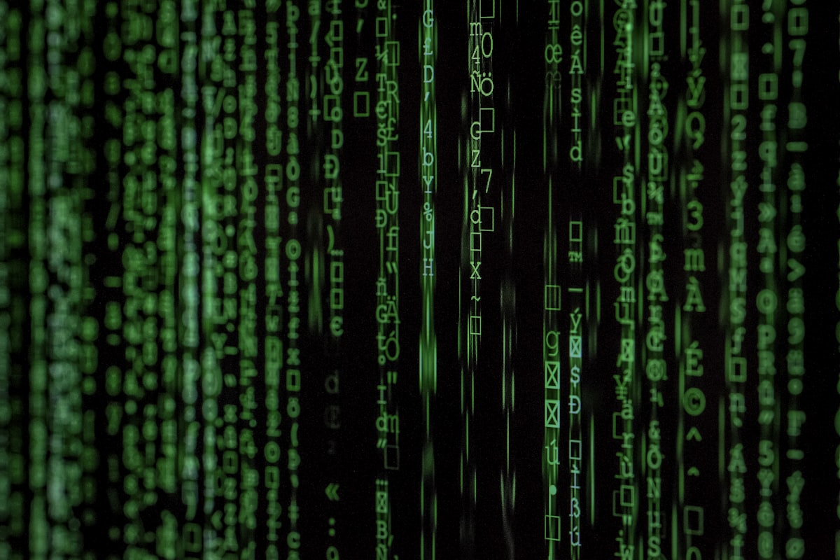 Código y cifrado de datos representando la criptografía post-cuántica necesaria para proteger sistemas ante ordenadores cuánticos