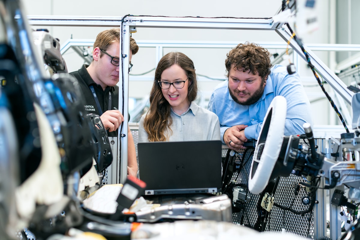 Equipo de investigación y tecnología analizando datos de computación cuántica en pantallas con visualizaciones complejas