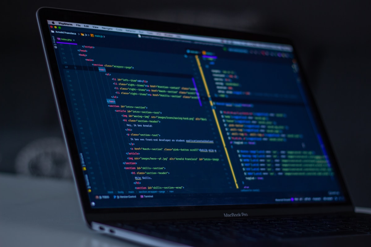 Monitor de ordenador mostrando líneas de código en un entorno de desarrollo