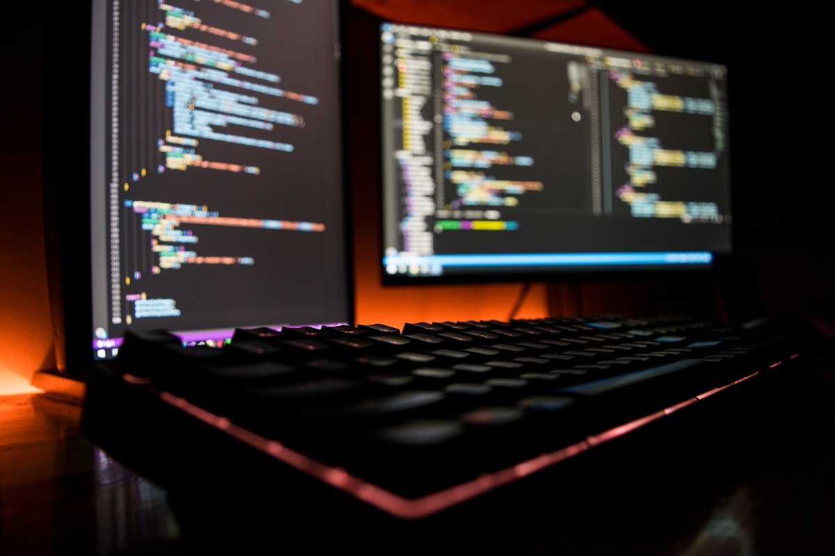Programador trabajando con modelos de IA local instalados en su equipo de desarrollo