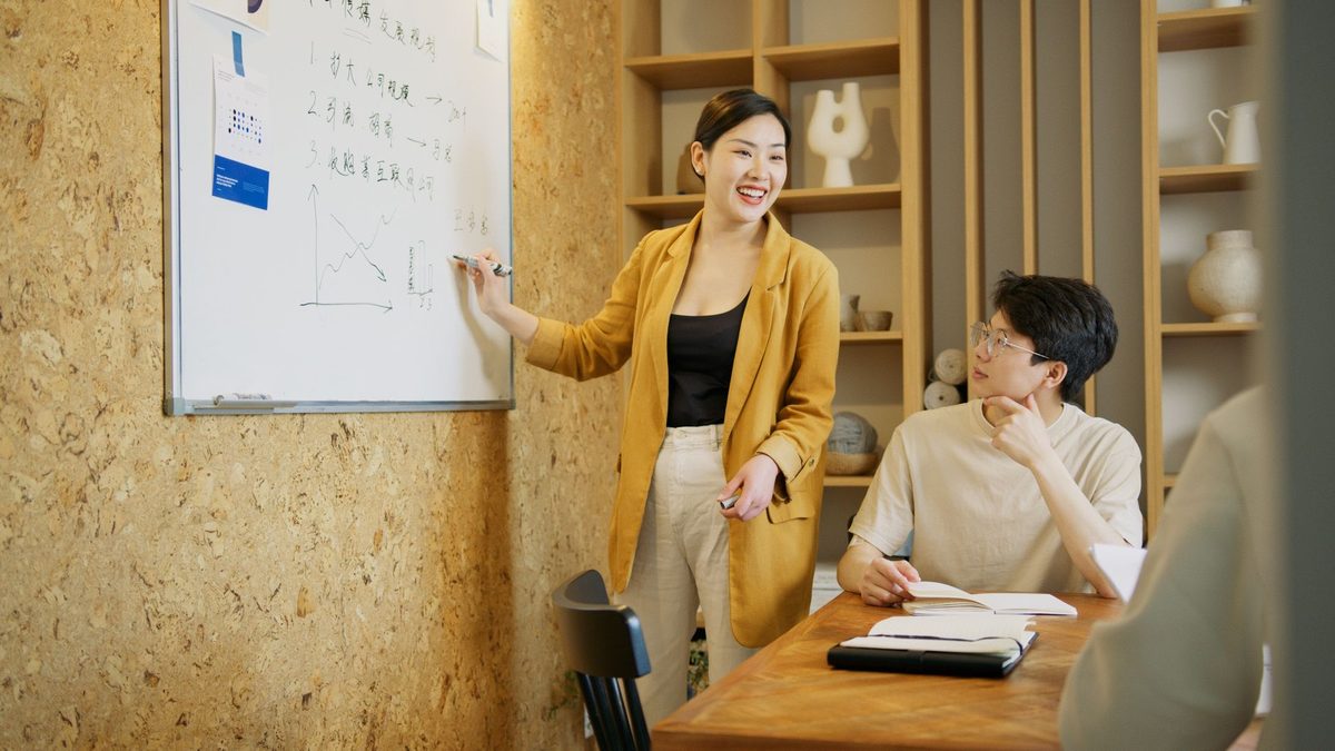 Equipo de una empresa de servicios revisando en una pizarra los procesos antes de automatizarlos
