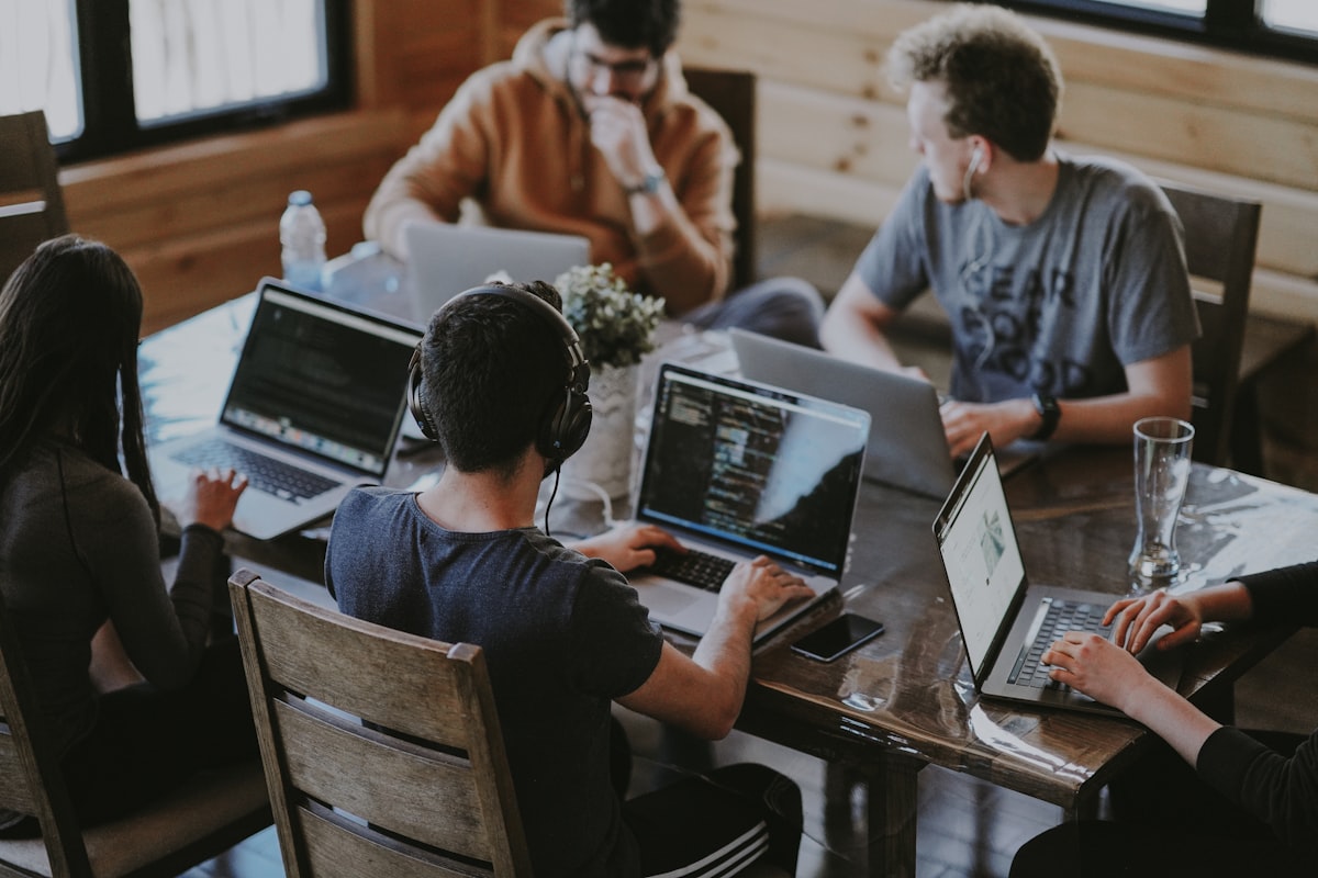 Equipo colaborando y delegando tareas de forma efectiva