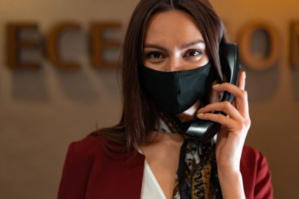 Recepcionista atendiendo llamadas y mensajes repetidos de clientes en una clínica