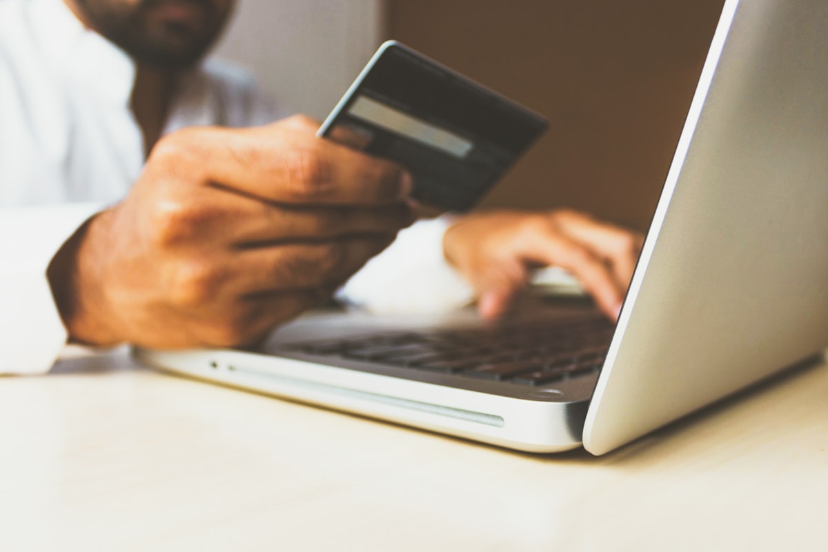 Persona usando asistente de inteligencia artificial para realizar compras online
