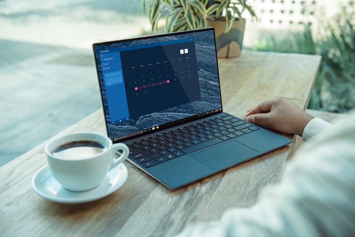 Placa base de laptop con procesador y componentes electrónicos de alta tecnología