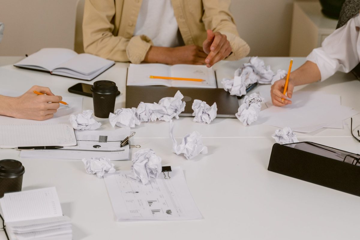 Dos personas revisando en papel los pasos de un proceso de trabajo en la oficina