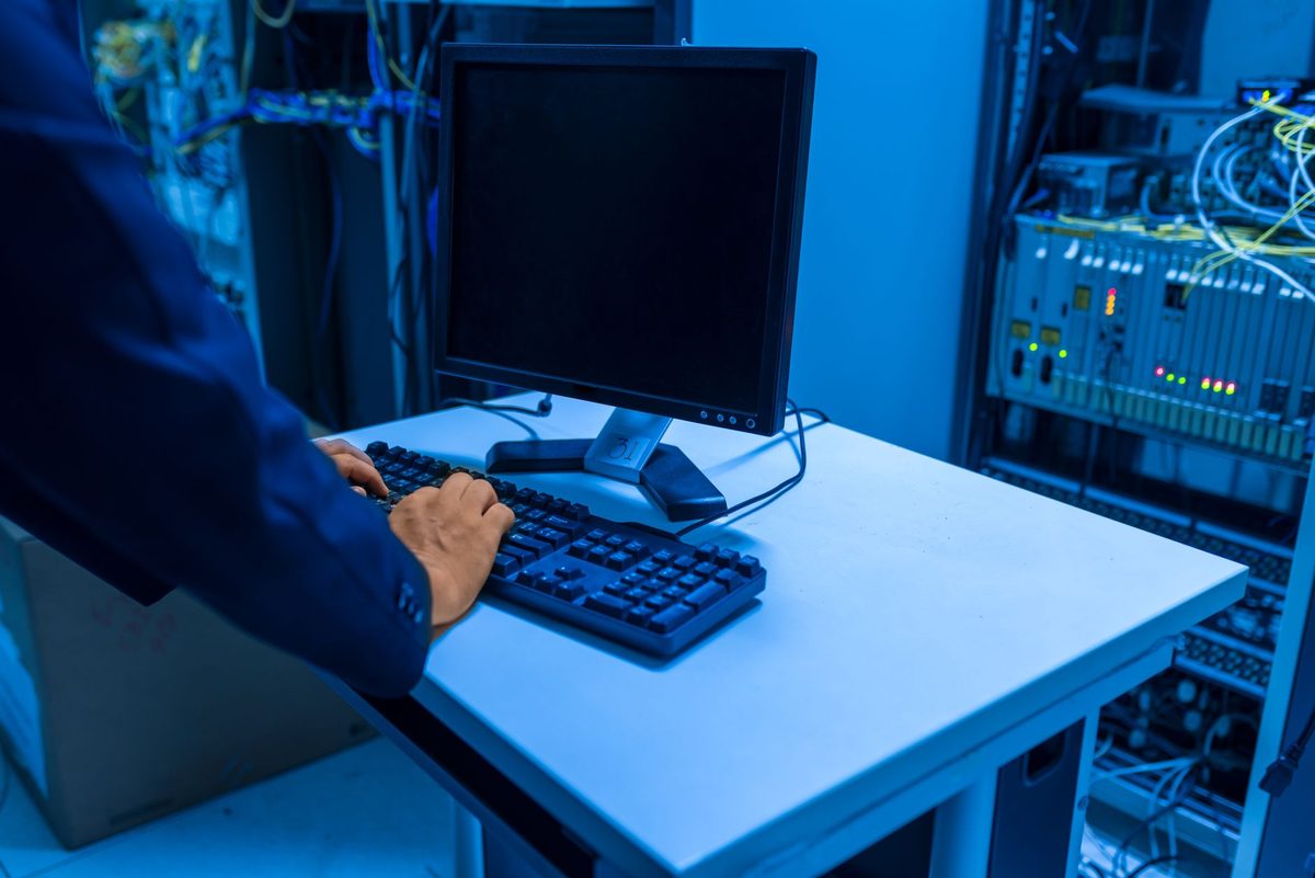 Técnico revisando un servidor local donde corre un agente de inteligencia artificial
