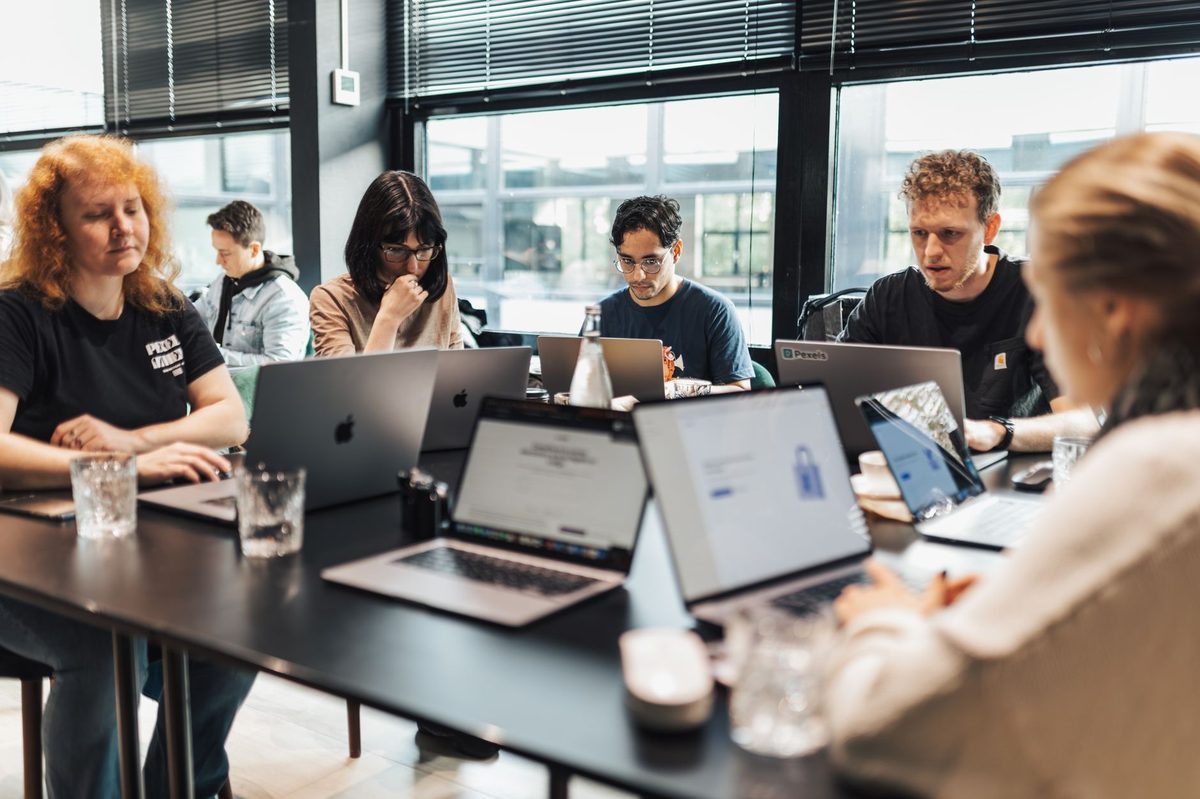 Un equipo de una empresa de servicios se forma junto a un portátil en el uso de herramientas de inteligencia artificial
