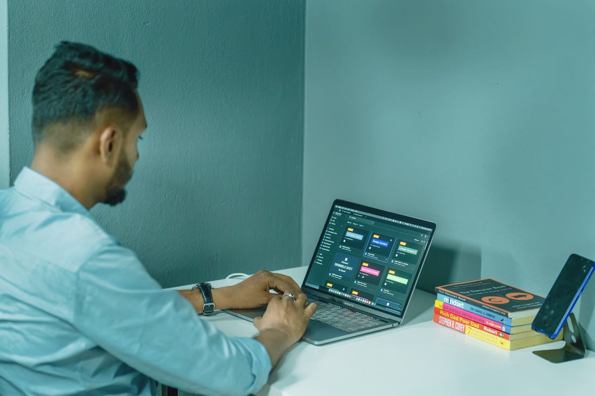 Persona comparando herramientas de automatización en el ordenador de la oficina