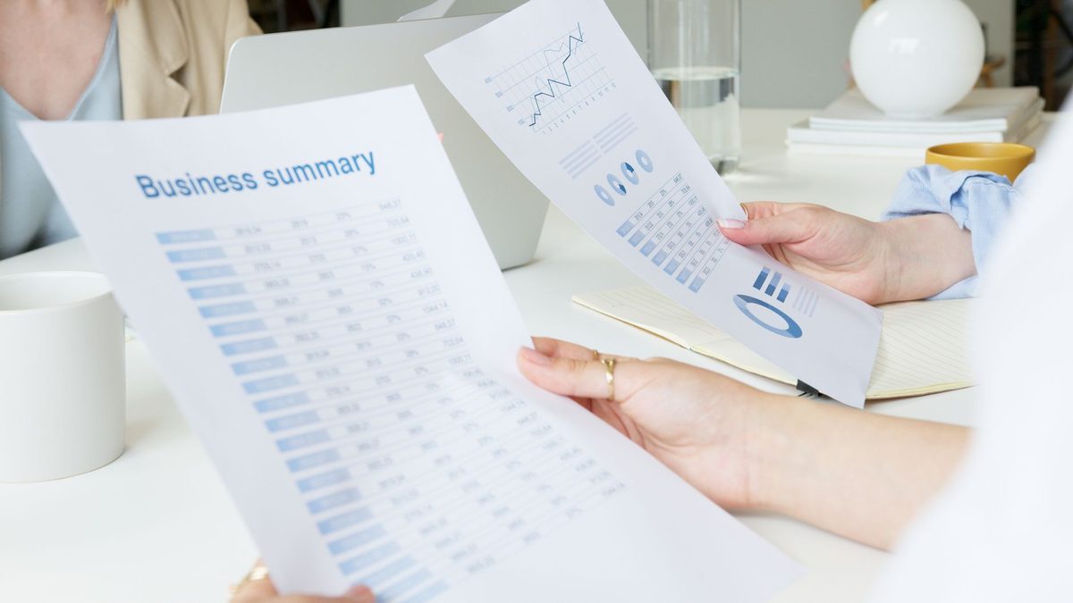 Empleado revisando en su escritorio los resultados de una automatización recién montada