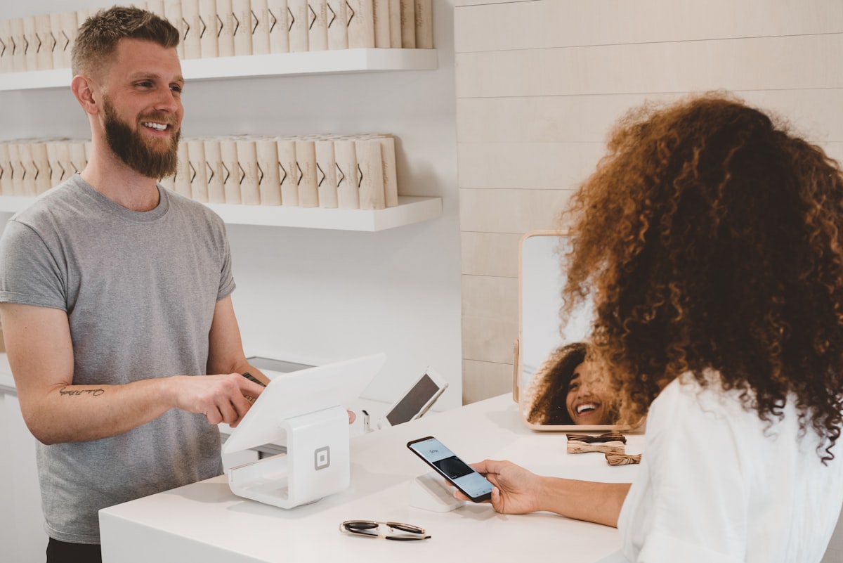 Empresaria gestionando comunicaciones automatizadas con clientes desde móvil