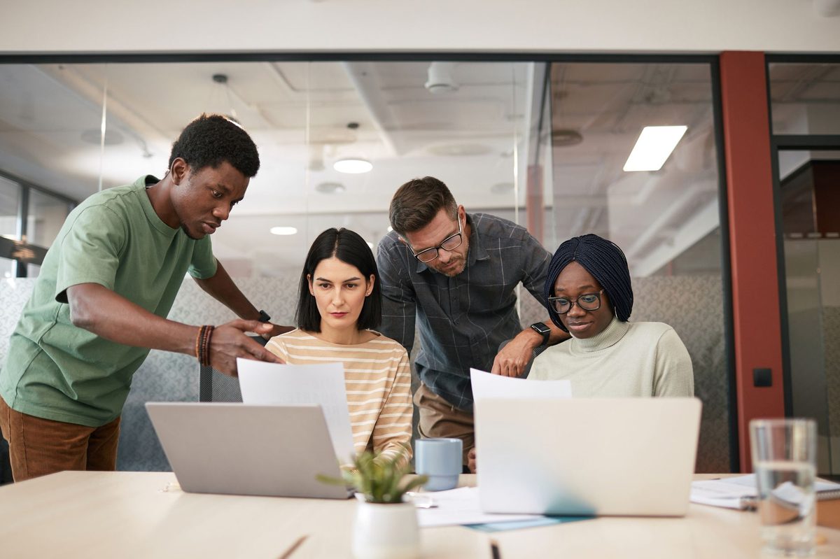 Equipo revisando en una pantalla los resultados de una automatización recién probada