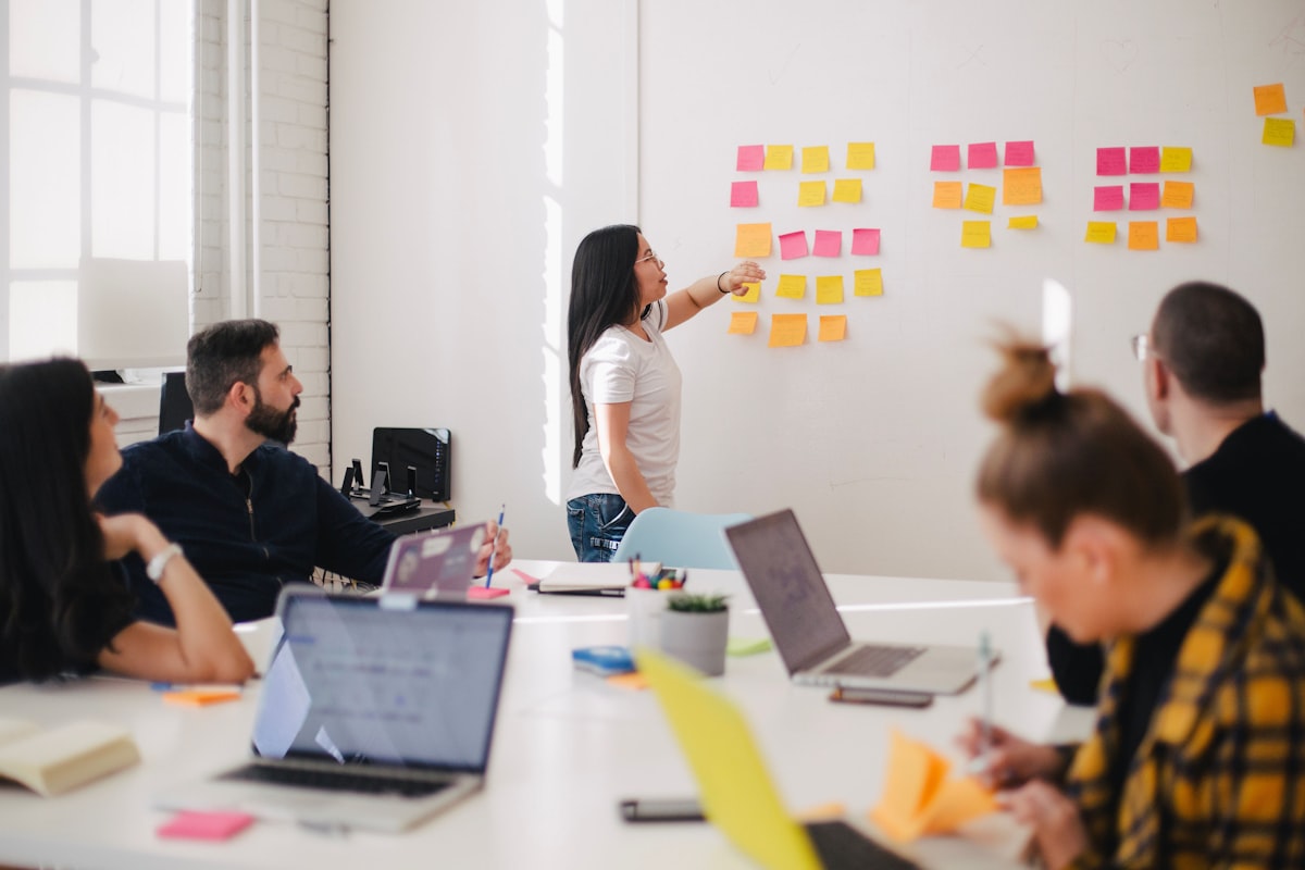 Equipo de trabajo eligiendo herramienta de IA para empresa