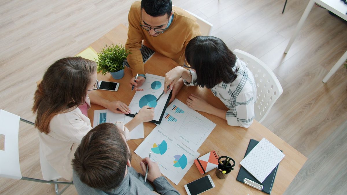 Equipo pequeño revisando en pantalla el registro de acciones de un sistema automatizado