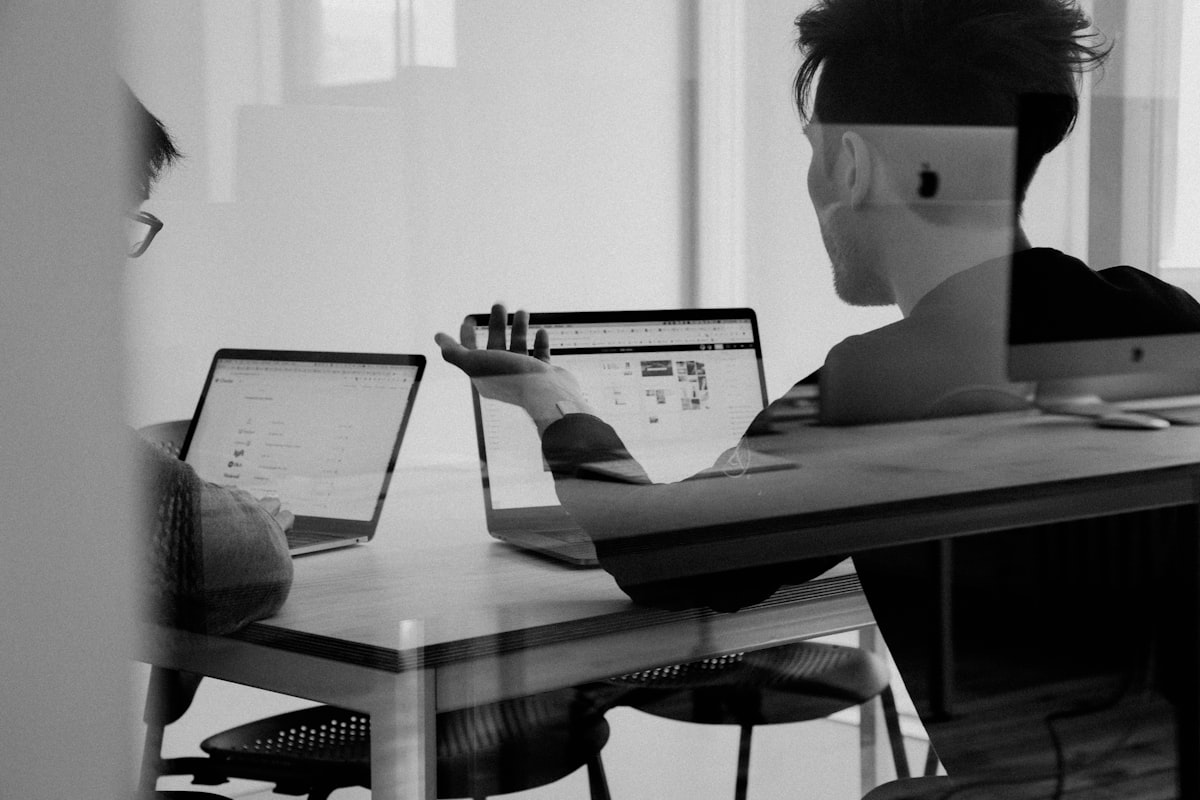 Emprendedor revisando métricas de redes sociales automatizadas desde laptop
