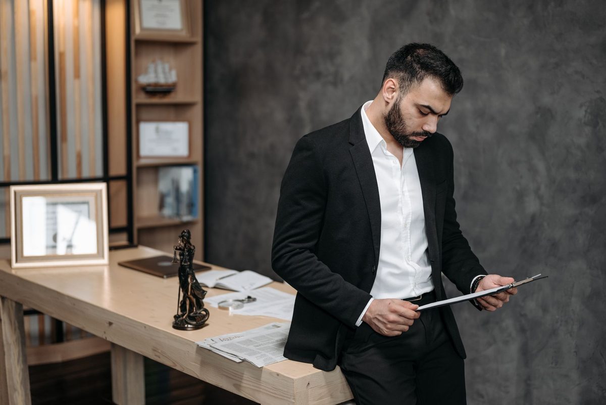Persona en una oficina leyendo el texto de la reforma del Reglamento de IA europeo