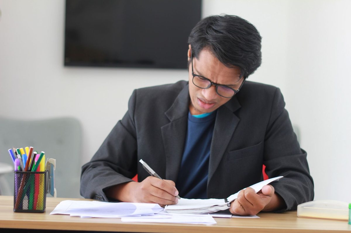 Responsable de una empresa anotando a mano el proceso de trabajo antes de automatizarlo