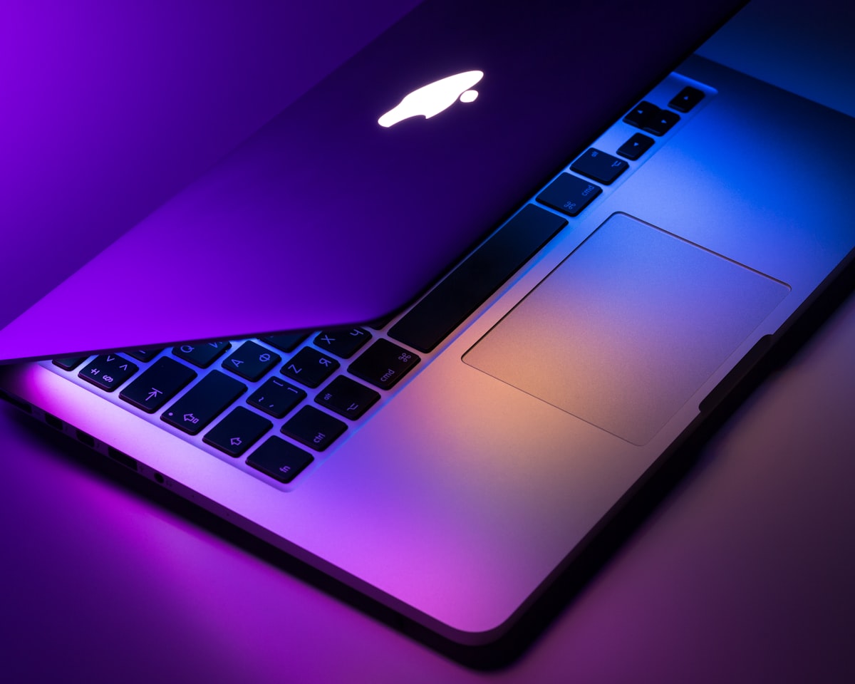 MacBook Pro con Apple Silicon mostrando interfaz de macOS Golden Gate y Apple Intelligence